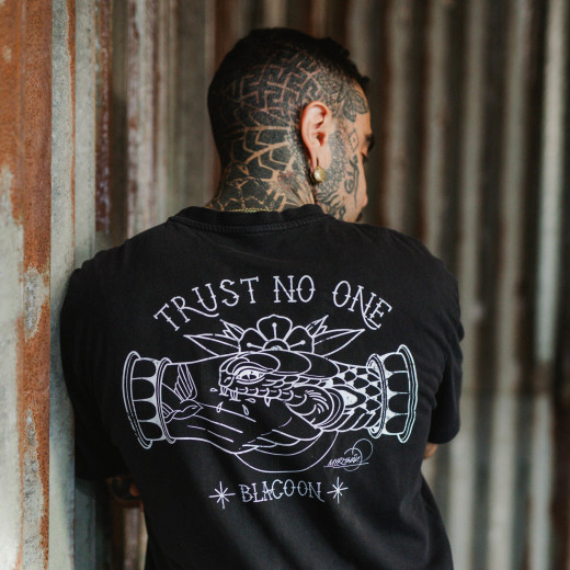 Trust no one - Shirt XL
